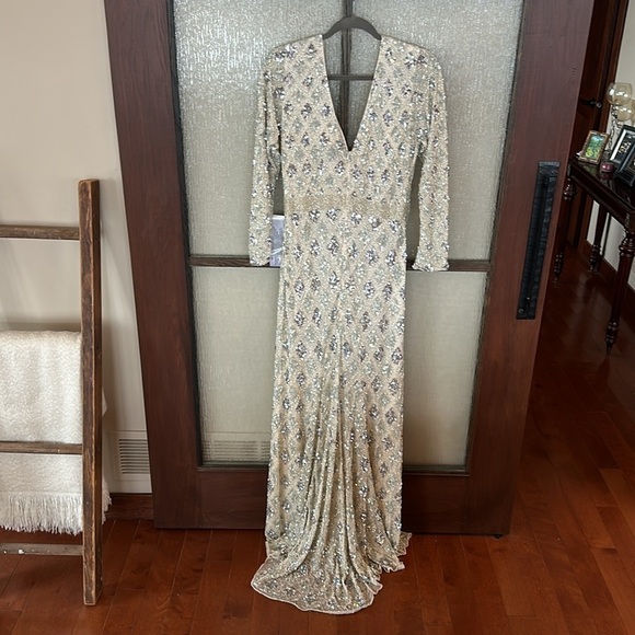 Mac Duggal Geometric Evening Gown in Nude Size 10. - Picture 13 of 15